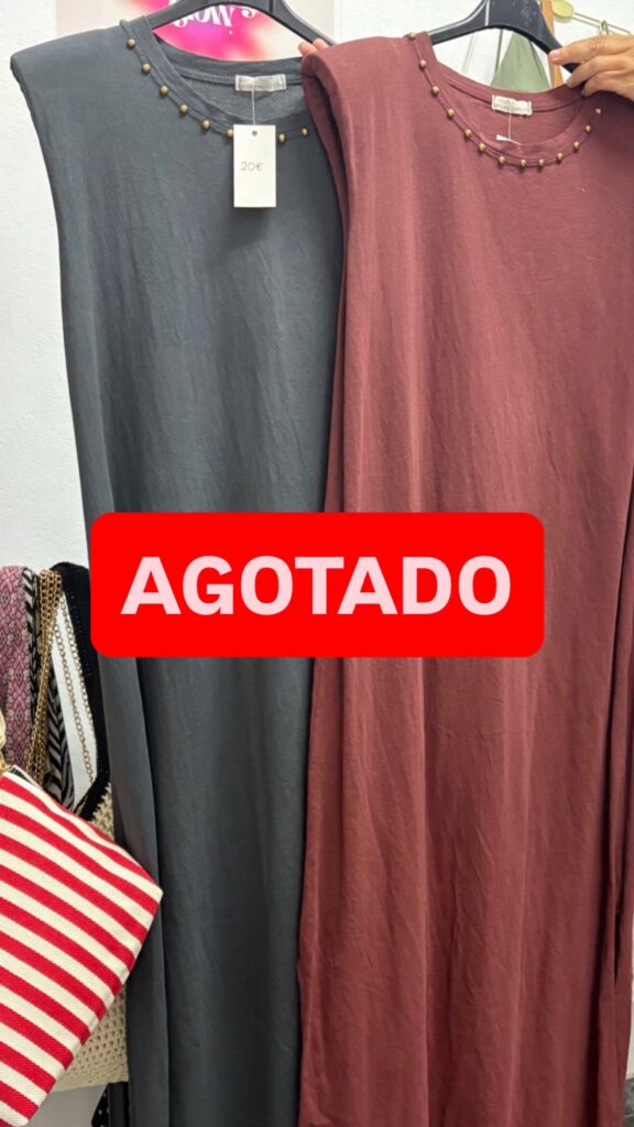 Vestido hombreras tachuelas