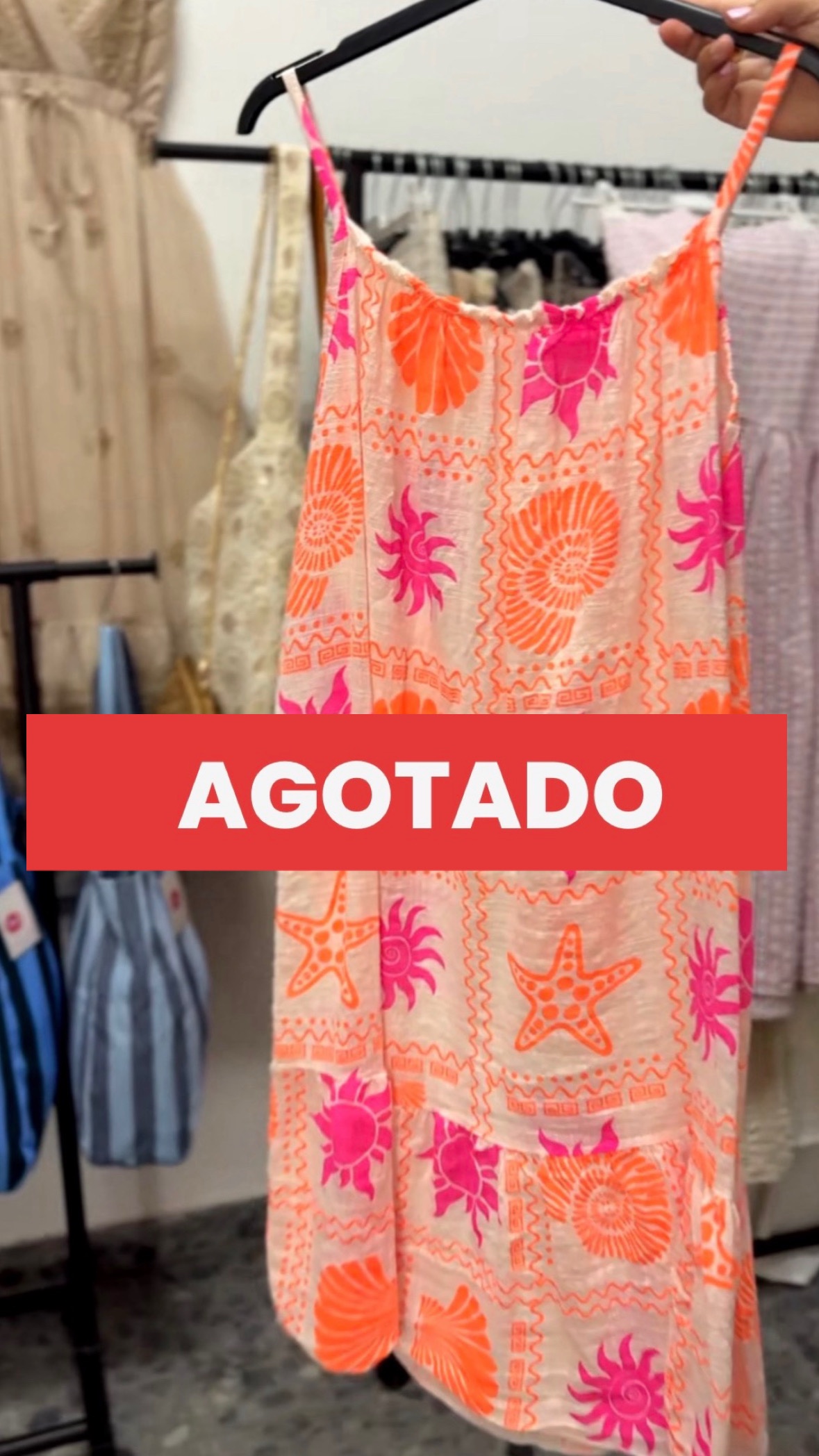 Vestido camisero de tirantes estampado veraniego.