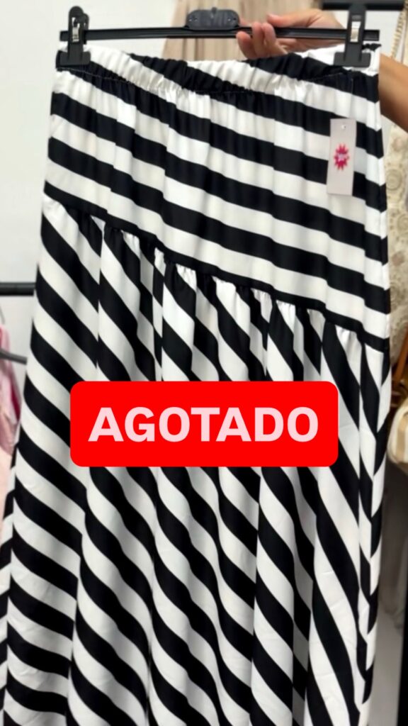 Falda midi estampado rayas diagonal blanco y negro.