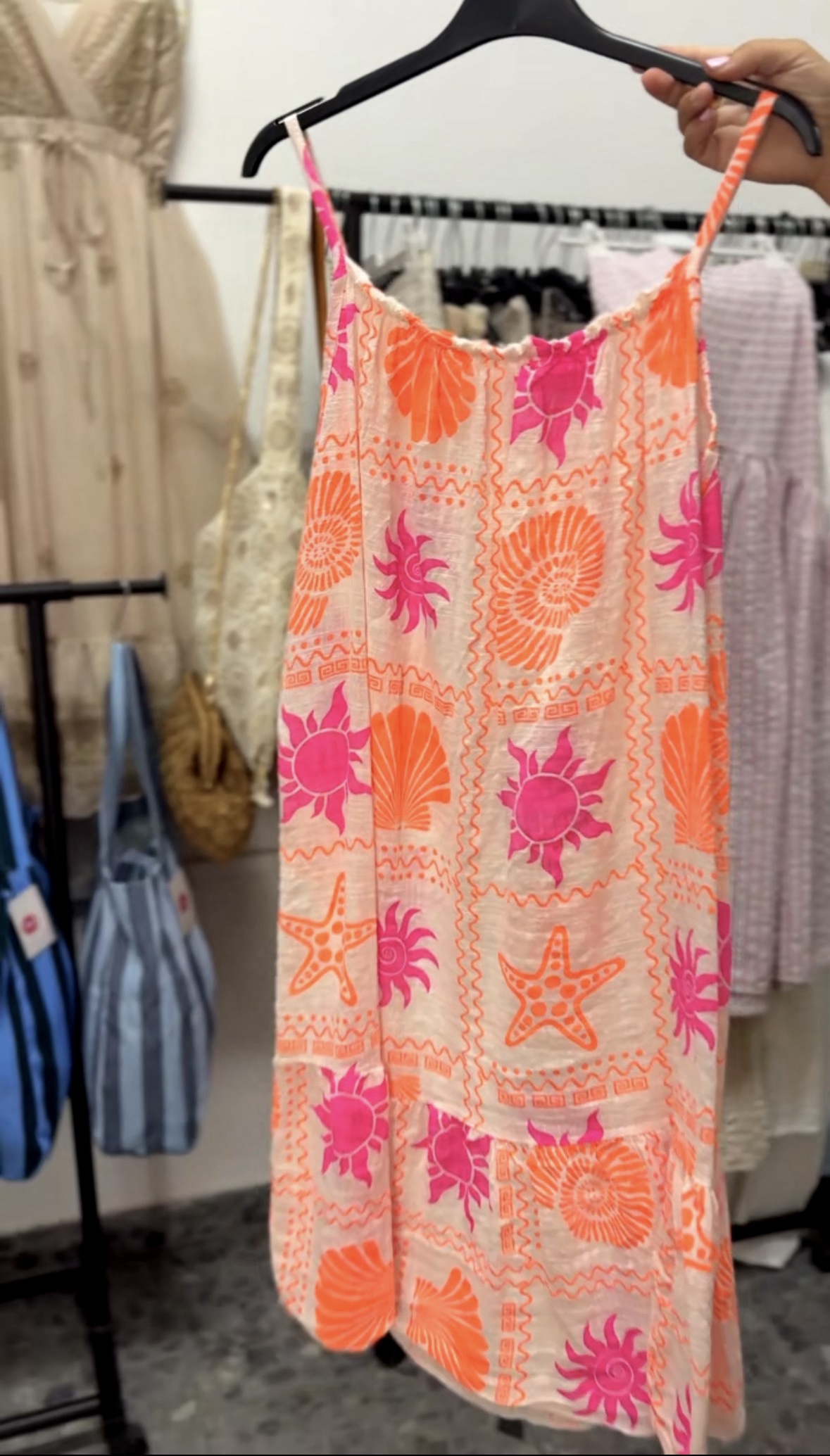Vestido camisero de tirantes estampado veraniego. - Imagen 2