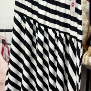 Falda midi estampado rayas diagonal blanco y negro.