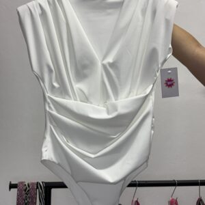 Body blanco con escote en V.