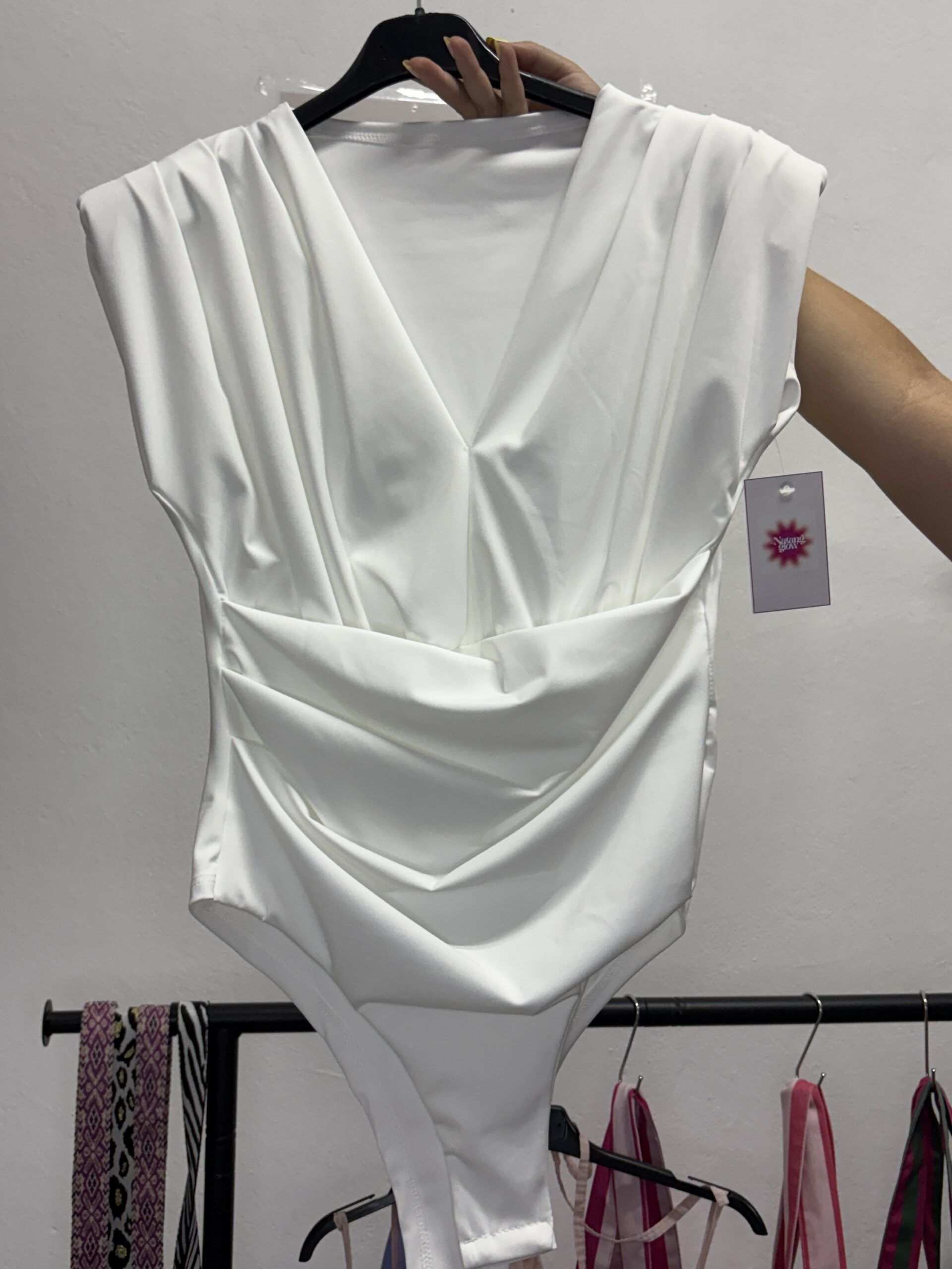 Body blanco con escote en V.