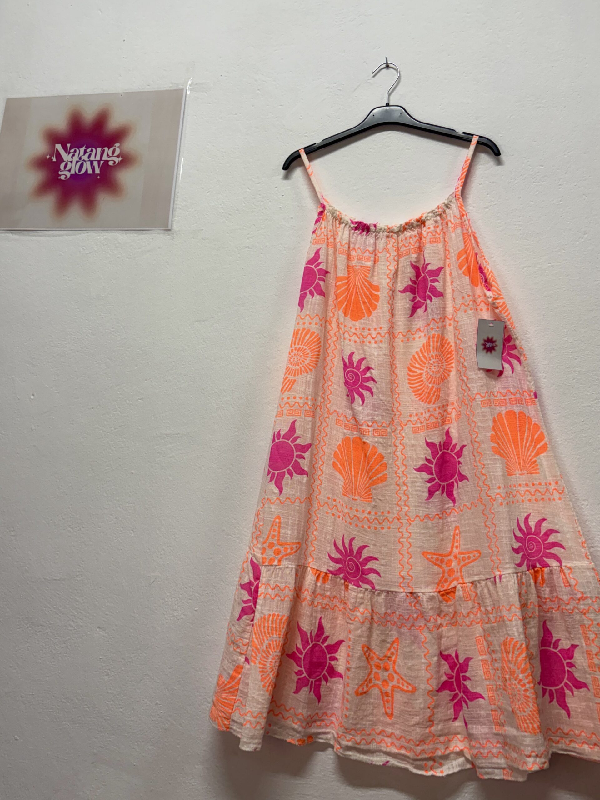 Vestido camisero de tirantes estampado veraniego. - Imagen 3