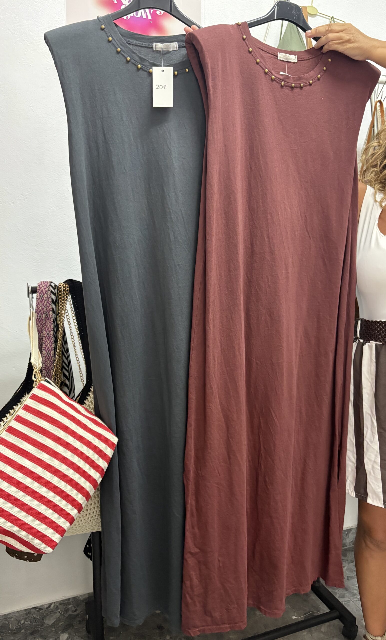 Vestido hombreras tachuelas